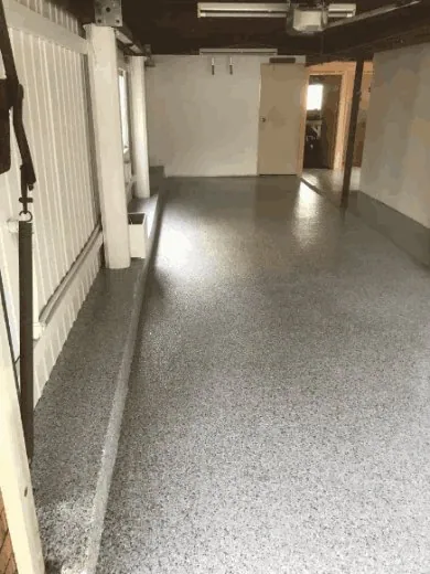 Flake floor in a laundry or utility room, Brisbane