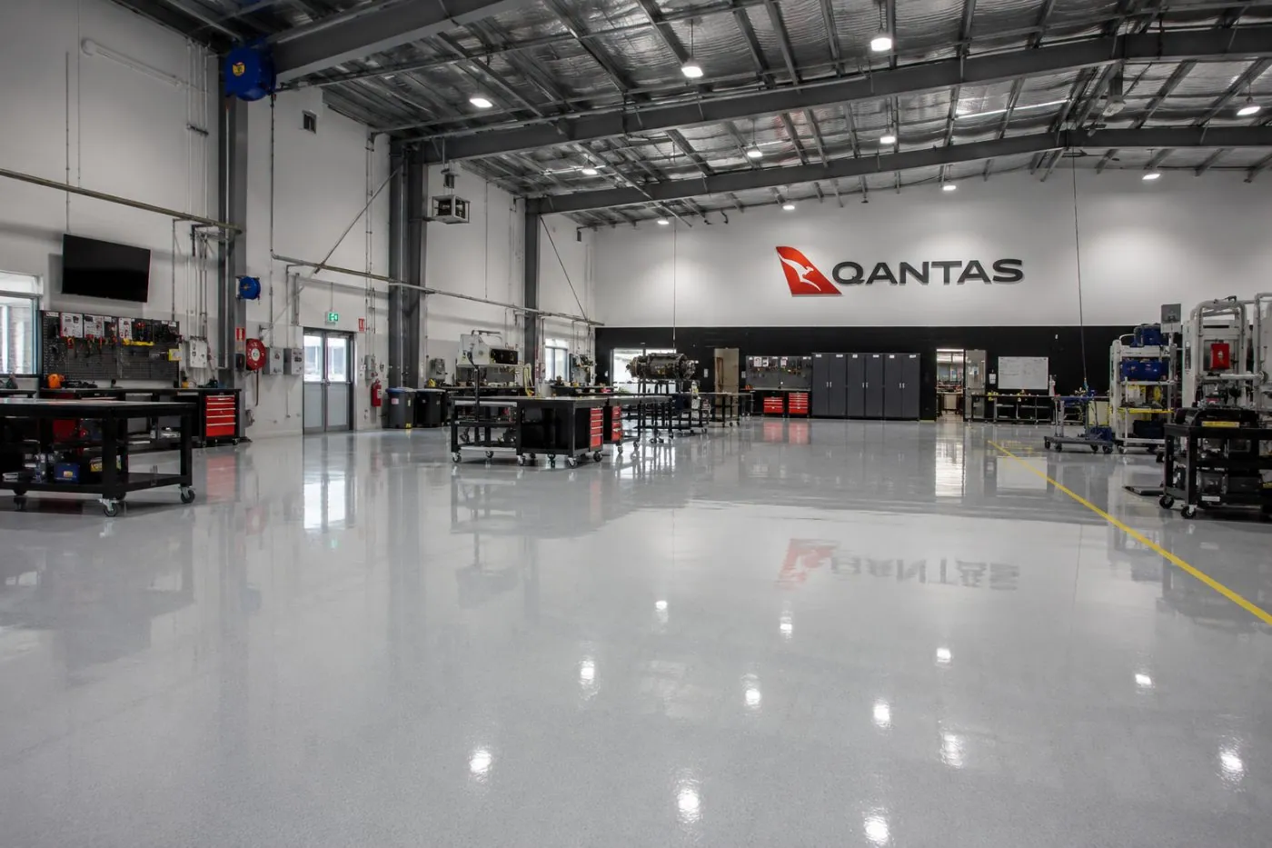 Epoxy floor in a Qantas aircraft maintenance hangar